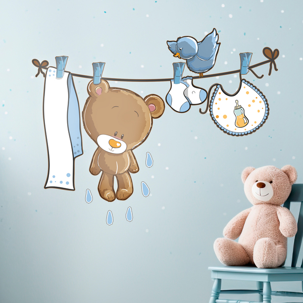 Kinderzimmer Wandtattoo: Kleiner Bär und kleiner Vogel auf der Wäscheleine