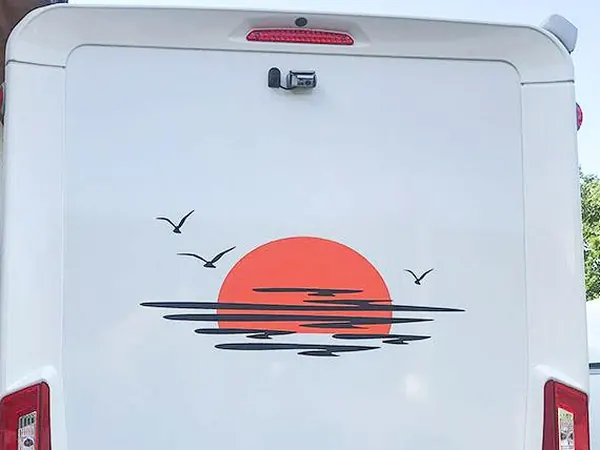 Aufkleber Sonnenuntergang mit Möwen am Heck eines Wohnmobils