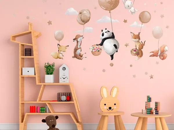 Kinderzimmer-Wandtattoo Tiere mit Luftballons an einer rosa Wand