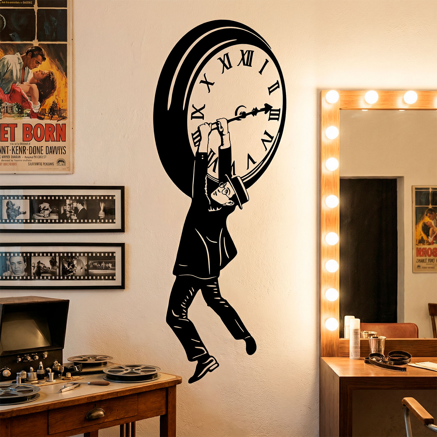 Wandtattoos: Harold Lloyd h&auml;ngt an der Uhr