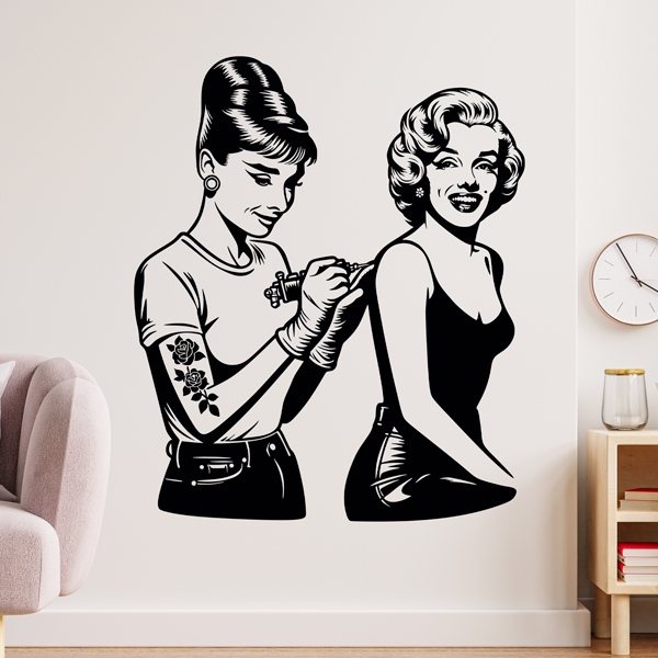 Wandtattoos: Audrey Hepburn tätowiert Marilyn Monroe