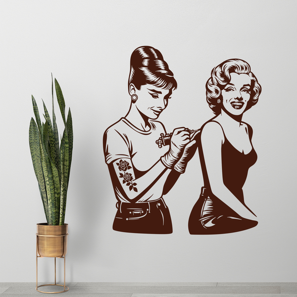 Wandtattoos: Audrey Hepburn tätowiert Marilyn Monroe