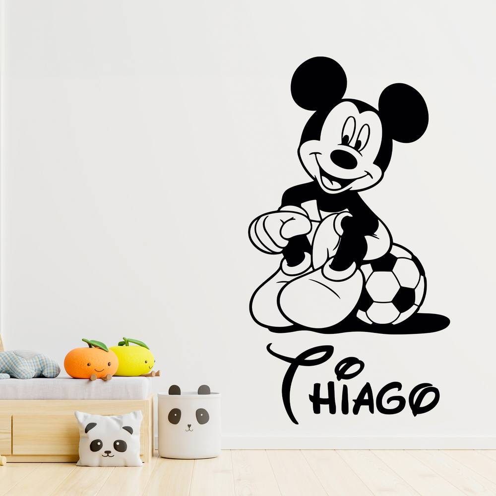 Kinderzimmer Wandtattoo: Micky Maus Fußballsitzen