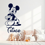 Kinderzimmer Wandtattoo: Micky Maus Fußballsitzen 2