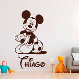 Kinderzimmer Wandtattoo: Micky Maus Fußballsitzen 3