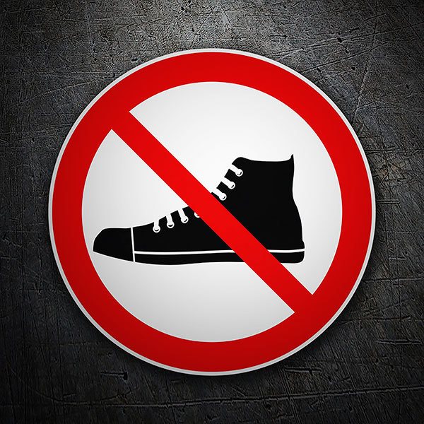 Aufkleber: Es ist verboten, mit Pantoffeln einzutreten.