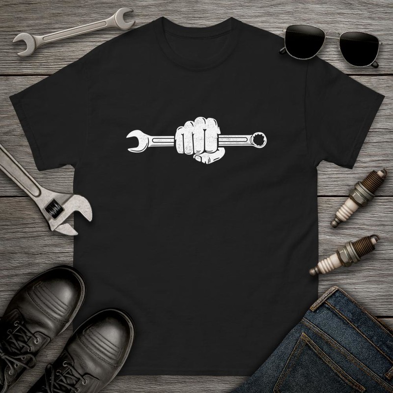 T-shirts: T-Shirt Faust Hält Schraubenschlüssel Stern