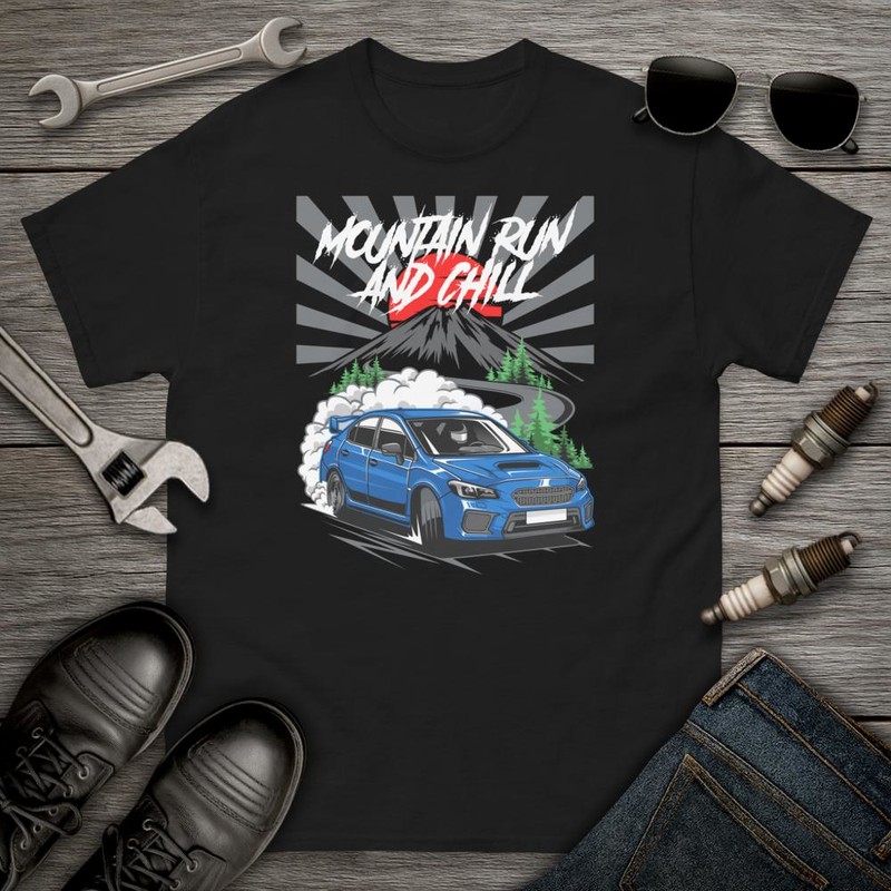 T-shirts: Drift Auto im Gebirge mit der Phrase MOUNTAIN RUN 