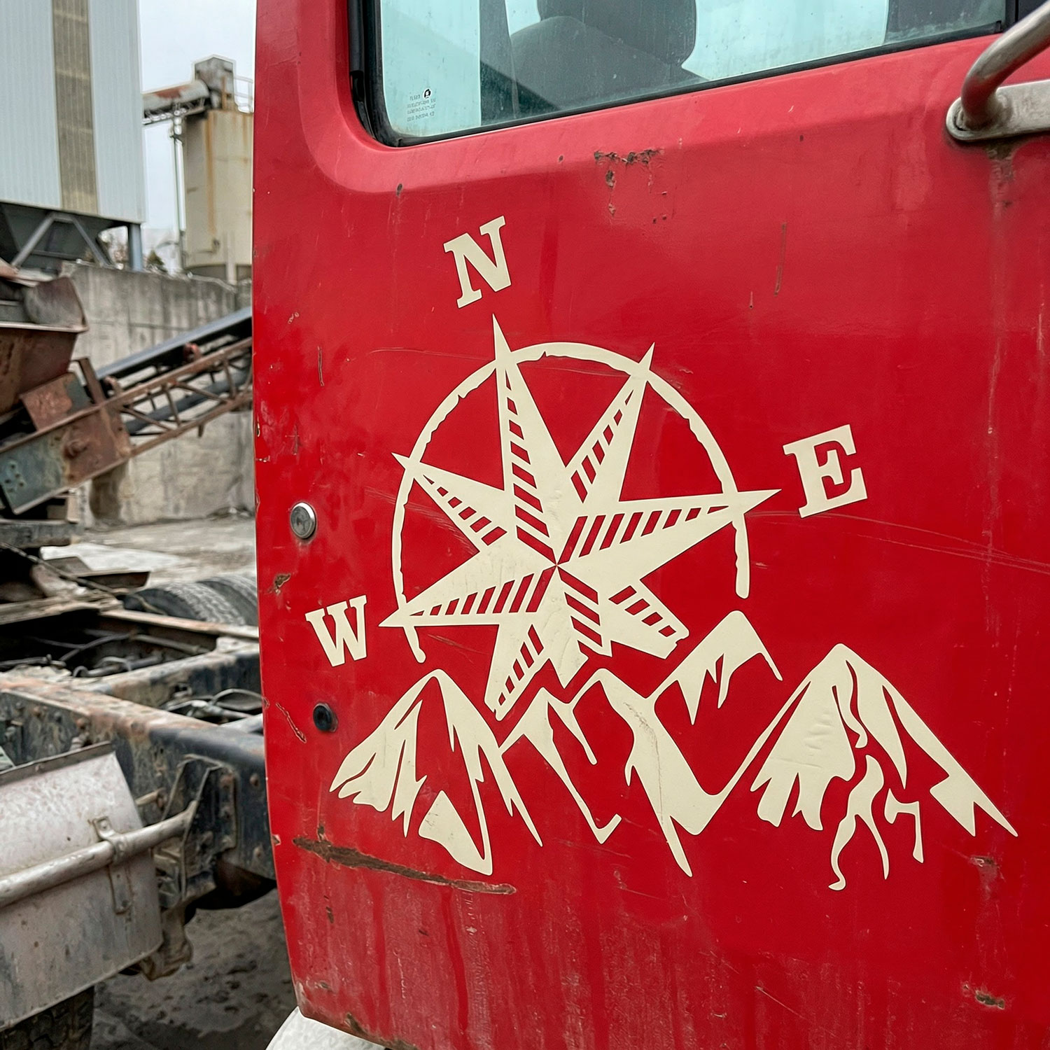 Wohnmobil aufkleber: Kompassrose in den Bergen