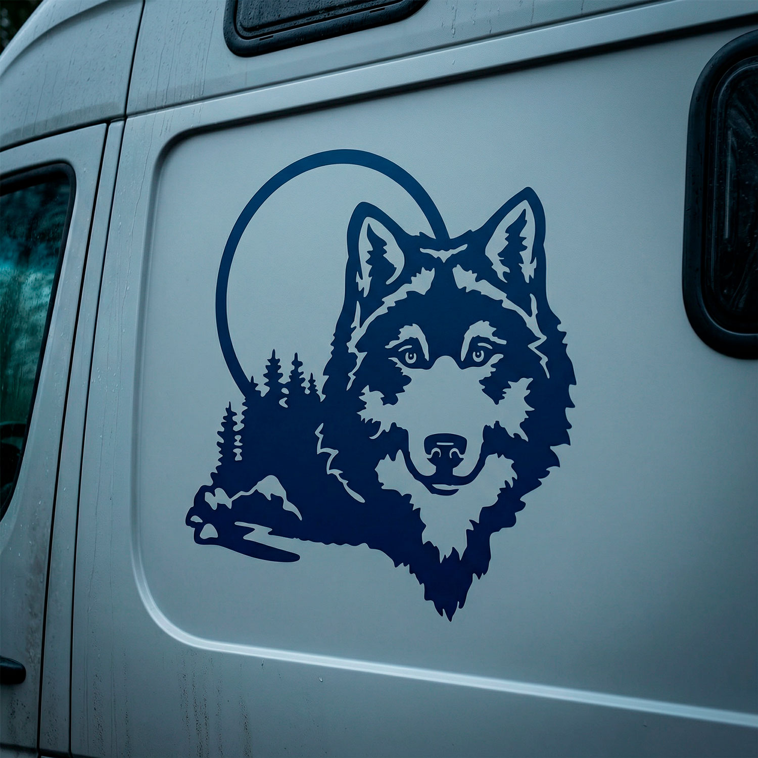 Wohnmobil aufkleber: Wolf im Wald