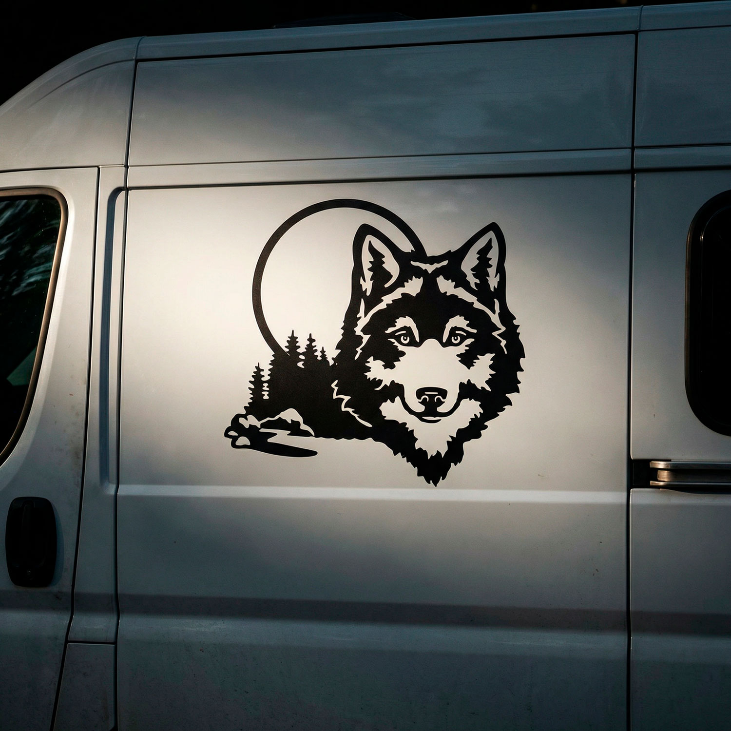 Wohnmobil aufkleber: Wolf im Wald