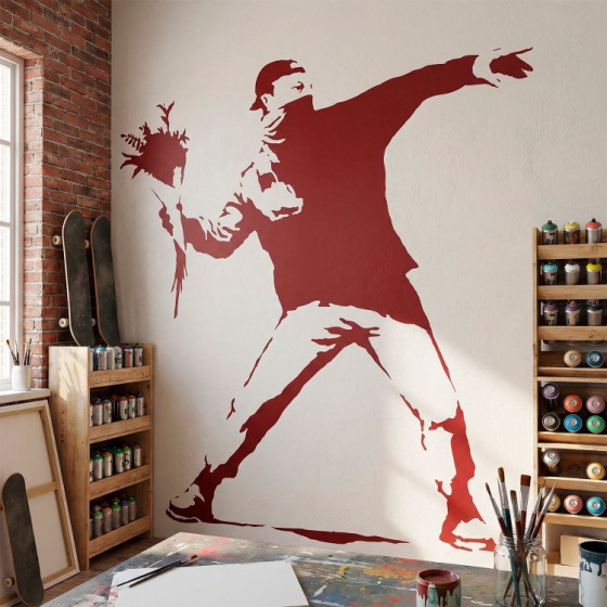 Cremefarbenes Wandtattoo mit Schmetterling und Blüten auf fast schwarzer Wand über dem Bett
